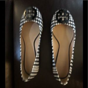 I wear 6.5.  Didn’t get the chance to wear. This was just too big for me.